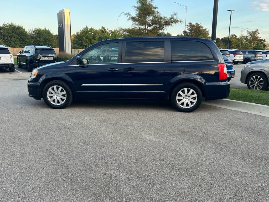 Used 2013 Chrysler Town & Country Touring FWD image 3