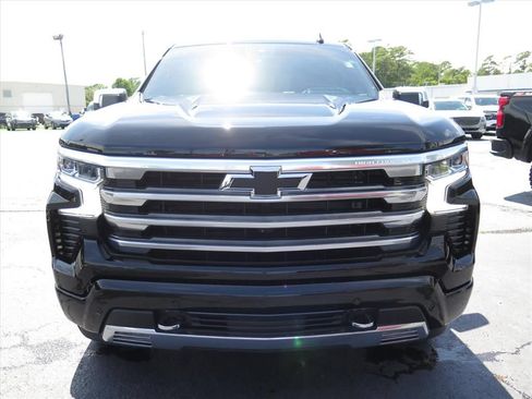 Used 2025 Chevrolet Silverado 1500 High Country AWD/4WD image 9