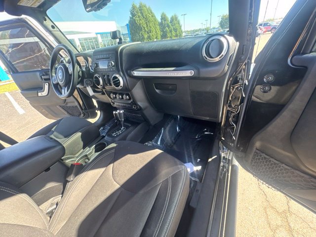 Used 2016 Jeep Wrangler Unlimited Sahara w/ Connectivity Group AWD/4WD image 23