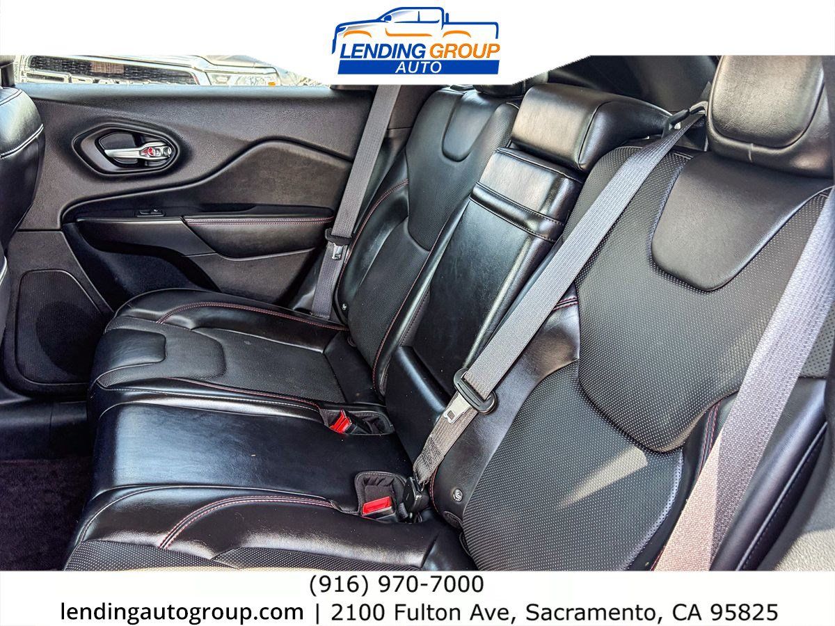Used 2019 Jeep Cherokee Trailhawk AWD/4WD image 17