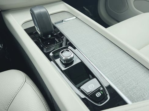 Used 2023 Volvo XC60 B5 Plus image 22