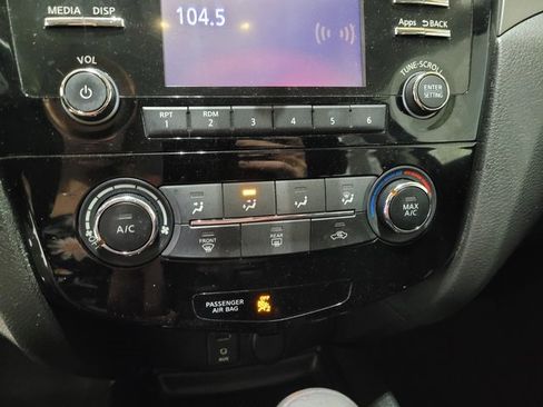 Used 2016 Nissan Rogue SV image 30