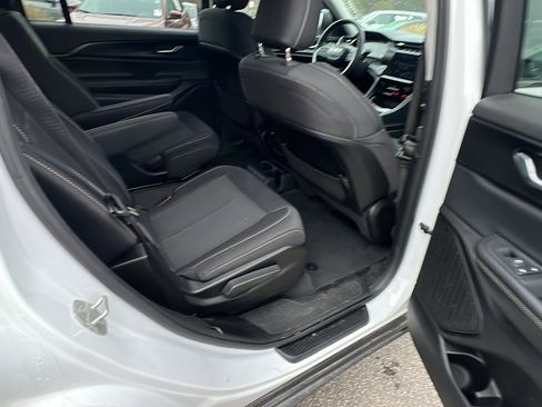 Used 2023 Jeep Grand Cherokee L Laredo image 22