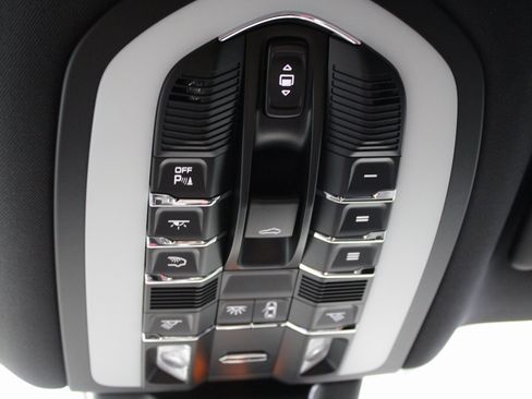 Used 2025 Porsche Macan image 35