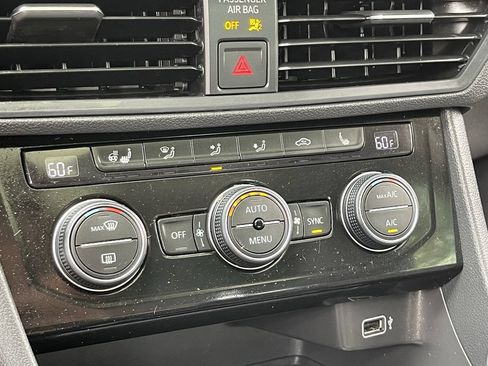 Used 2019 Volkswagen Jetta SE w/ Cold Weather Package FWD image 27