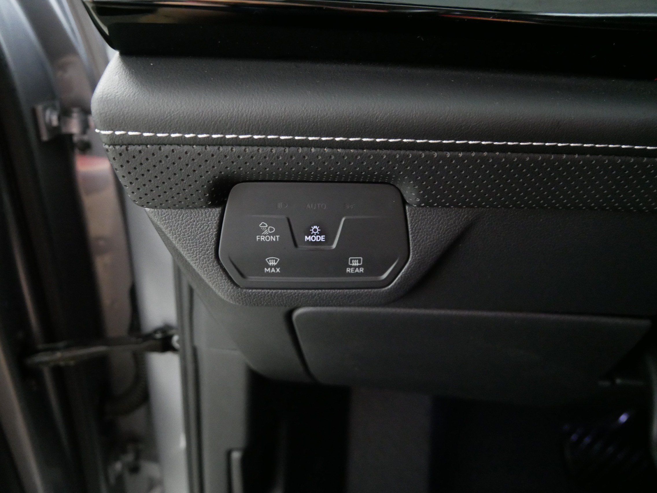 Used 2024 Volkswagen Atlas SE AWD/4WD image 26