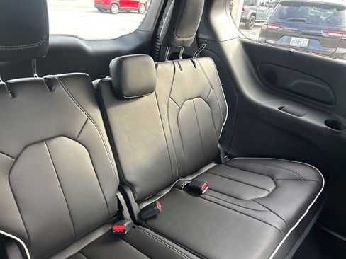 New 2025 Chrysler Pacifica Limited image 28