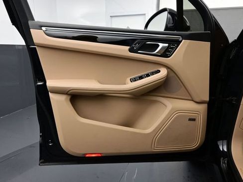 Certified 2025 Porsche Macan AWD/4WD image 7