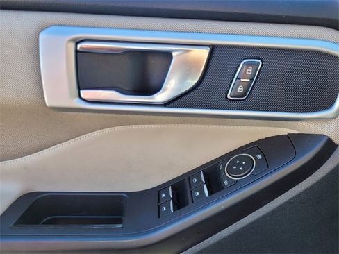 Used 2020 Ford Explorer XLT image 22