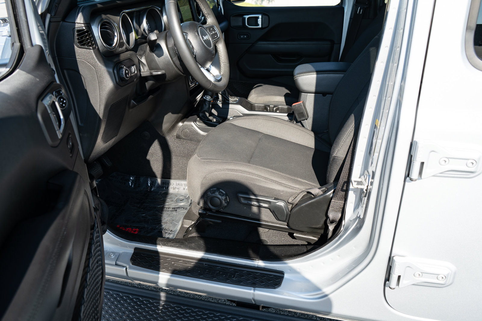 Used 2023 Jeep Gladiator Overland AWD/4WD image 17