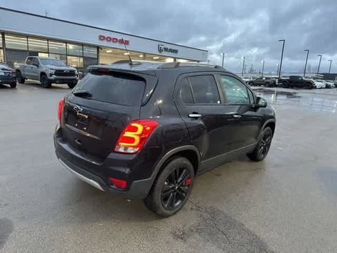 Used 2018 Chevrolet Trax LT w/ Sun & Sound Package image 18
