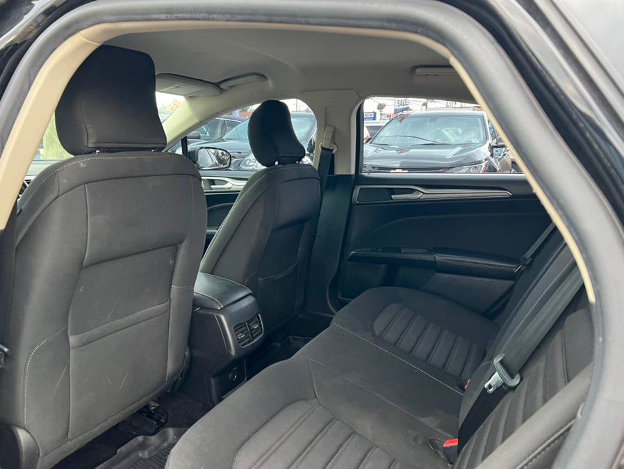 Used 2018 Ford Fusion SE w/ Fusion SE Technology Package FWD image 9