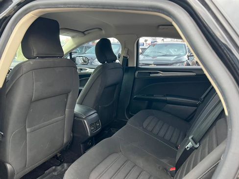 Used 2018 Ford Fusion SE w/ Fusion SE Technology Package image 9