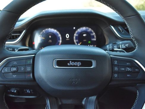 Used 2024 Jeep Grand Cherokee Altitude image 17