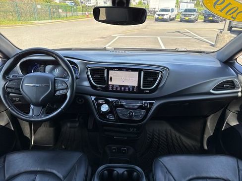 Used 2019 Chrysler Pacifica Touring-L w/ S Appearance Package FWD image 11