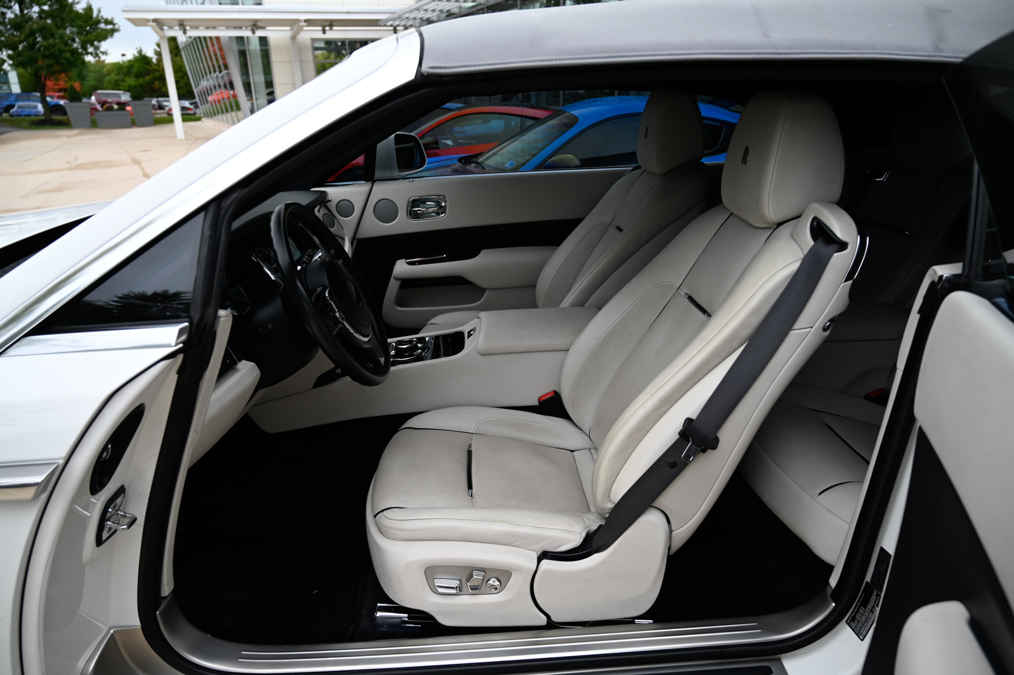 Used 2018 Rolls-Royce Dawn RWD image 17