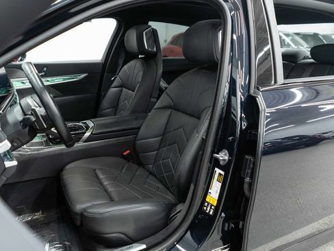 Used 2024 BMW 740i xDrive image 9