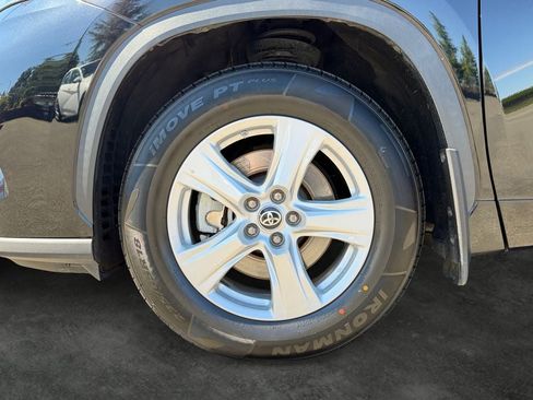 Used 2021 Toyota Highlander LE AWD/4WD image 4