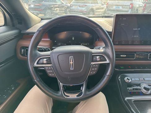 Used 2023 Lincoln Nautilus Reserve image 13