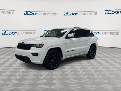 Used 2018 Jeep Grand Cherokee Altitude AWD/4WD image 4
