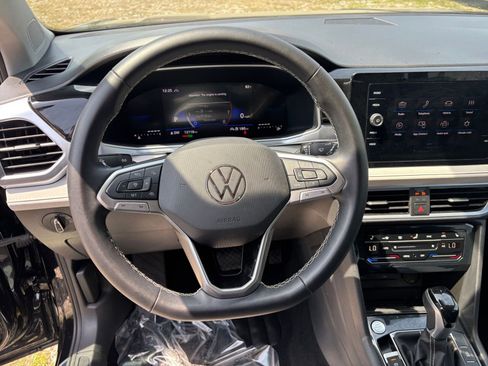 Used 2025 Volkswagen Taos SE image 29
