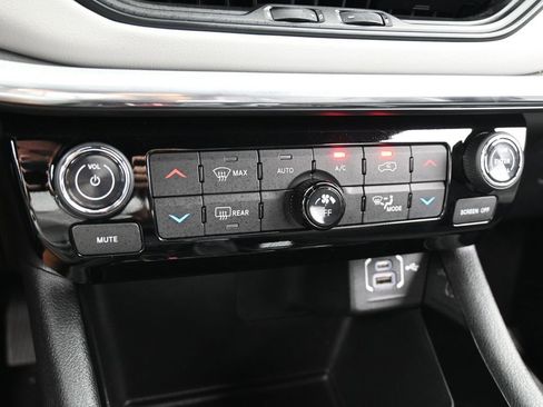 Used 2023 Jeep Compass Limited image 23