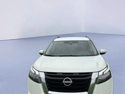 Used 2025 Nissan Pathfinder SV FWD image 2