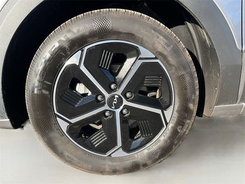 Used 2025 Kia Niro EX w/ EX Cold Weather Package image 31