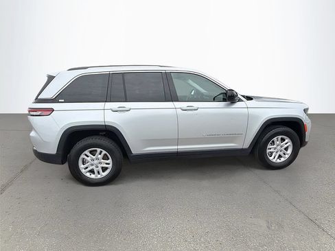 Used 2024 Jeep Grand Cherokee Laredo RWD image 7
