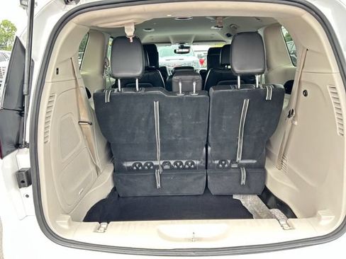 Used 2024 Chrysler Pacifica Touring-L w/ Uconnect Theater Family Group FWD image 10