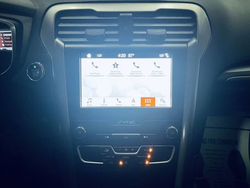 Used 2019 Ford Fusion SE FWD image 26