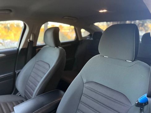 Used 2018 Ford Fusion SE w/ Fusion SE Technology Package FWD image 9