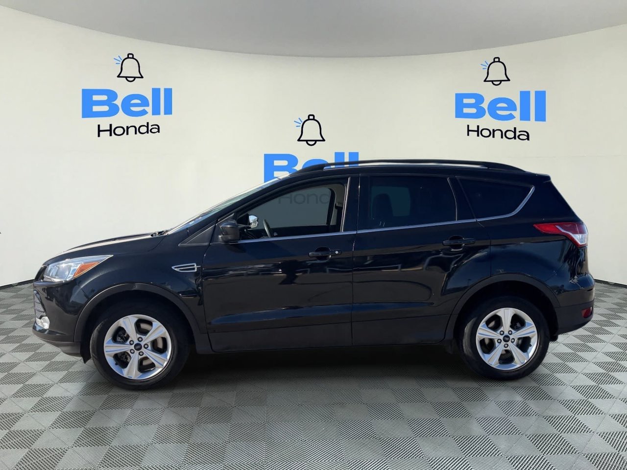Used 2015 Ford Escape SE w/ Equipment Group 201A AWD/4WD image 2