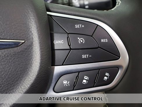 Used 2024 Chrysler Pacifica Limited image 5