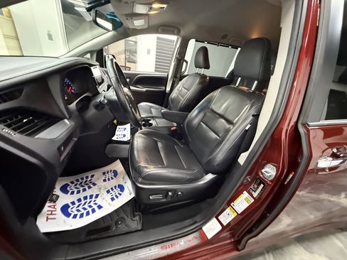 Used 2017 Toyota Sienna SE Premium image 11