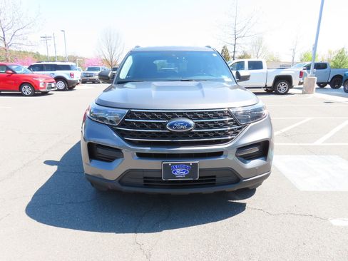 Used 2022 Ford Explorer XLT image 2