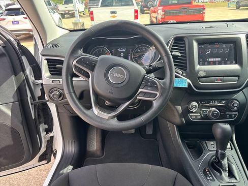 Used 2019 Jeep Cherokee Latitude w/ Popular Appearance Group FWD image 14