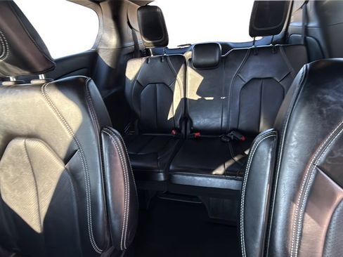 Used 2025 Chrysler Pacifica Select FWD image 17