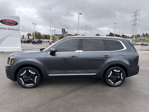 Used 2023 Kia Telluride EX w/ EX Captain's Chair Package image 6