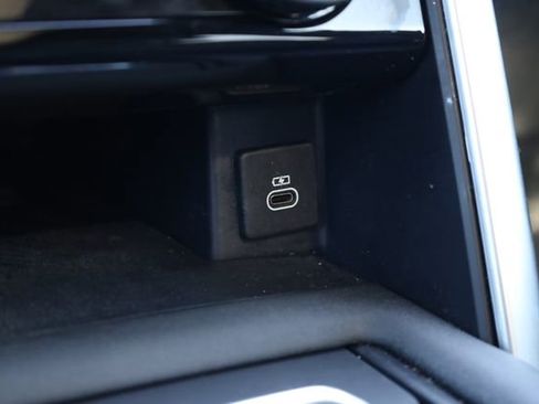 Used 2024 Land Rover Discovery Dynamic SE image 21