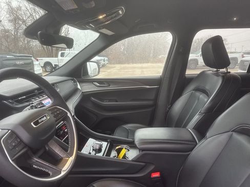 Used 2025 Jeep Grand Cherokee Limited image 16