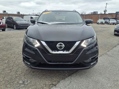 Used 2021 Nissan Rogue Sport SV image 2