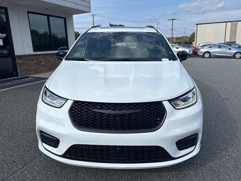 Used 2026 Chrysler Pacifica Limited w/ S Appearance Package FWD image 12