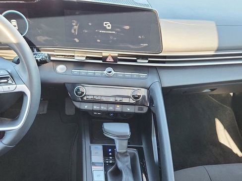 Used 2024 Hyundai Elantra SEL w/ Convenience Package image 11