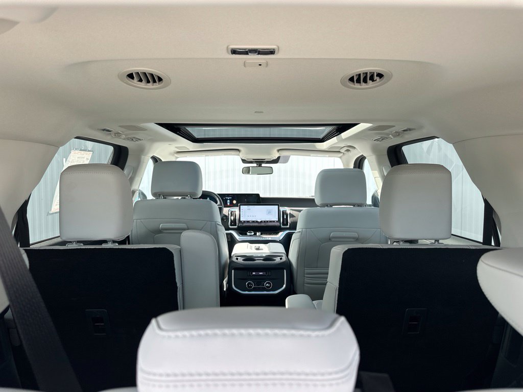 Used 2025 Ford Expedition Platinum w/ Platinum Ultimate Package AWD/4WD image 29