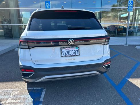 Used 2025 Volkswagen Taos SE FWD image 8