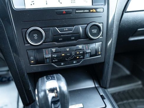 Used 2018 Ford Explorer XLT w/ Equipment Group 201A FWD image 19
