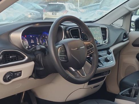 Used 2024 Chrysler Pacifica Touring-L FWD image 10