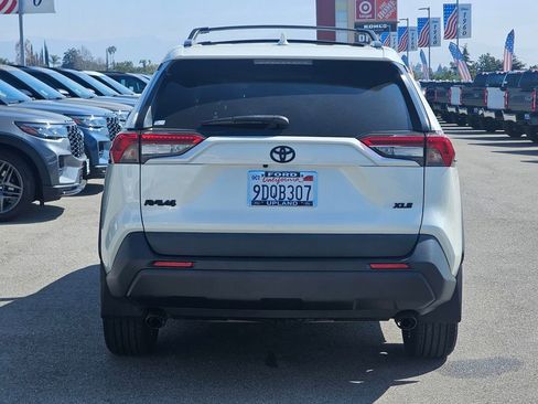 Used 2022 Toyota RAV4 XLE Premium image 5