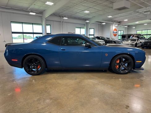 Used 2020 Dodge Challenger SRT Hellcat w/ Carbon/Suede Interior Package RWD image 6